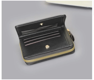 Vue intérieure du portefeuille noir avec fentes pour cartes et fermeture par bouton-pression