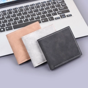 Portafogli bifold da uomo in tre colori in pelle opaca con cuciture a contrasto bianche