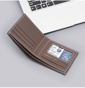 Detalle del interior de la cartera de cuero marrón con ranuras para tarjetas y ventana ID