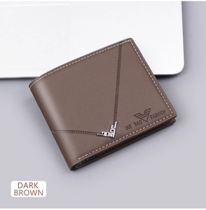 Detalle de cartera bifold marrón oscuro con costuras en contraste y hebilla de metal