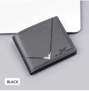 Primer plano de billetera negra para hombre con costuras y detalle de logo de águila