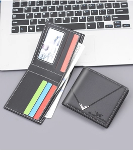Cartera corta de cuero para hombre con ranuras para tarjetas sobre una computadora portátil