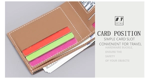 Detalle interior de cartera marrón con ranuras para tarjetas de colores y billetero amplio