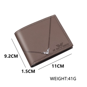Cartera de hombre marrón plegable con costuras blancas y detalle de esquina metálica