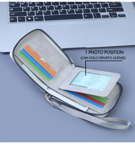 Détail intérieur d'un portefeuille gris avec emplacements cartes et fenêtre transparente