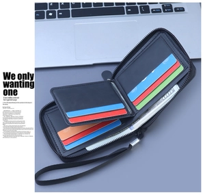 Détail de l'intérieur d'un portefeuille en cuir noir avec fentes pour cartes multicolores