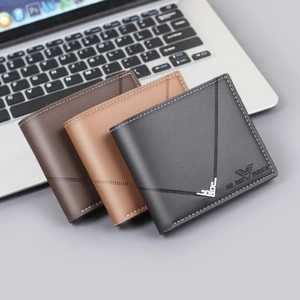 Carteras plegables para hombre en negro y marrón con detalles metálicos en las esquinas