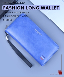 Détail du portefeuille long bleu avec logo doré, rayures tricolores et dragonne amovible