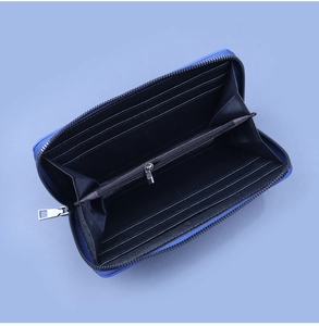 Détails intérieurs du portefeuille long en cuir ciré bleu avec fentes et porte-monnaie