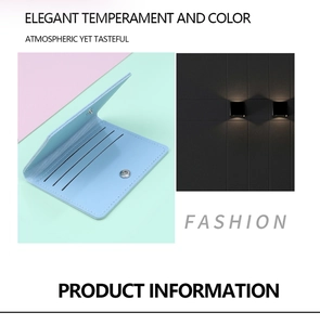 Détail du petit porte-cartes bleu clair au fini grainé avec fermeture à bouton pression