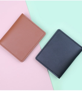 Portefeuille mince en cuir marron et noir montrant la texture fine et les détails de couture