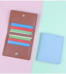 Vue détaillée du porte-cartes ultra-fin avec fentes colorées et fermeture à bouton