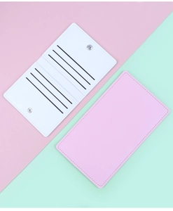 Vue à plat du porte-cartes minimaliste en cuir avec six fentes et fermeture à pression