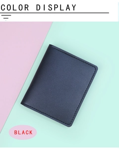 Gros plan détaillé d'un porte-cartes en cuir noir minimaliste avec coutures fines