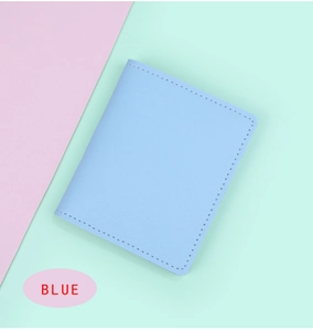 Vue de dessus d'un porte-cartes bleu clair minimaliste avec couture fine sur fond pastel