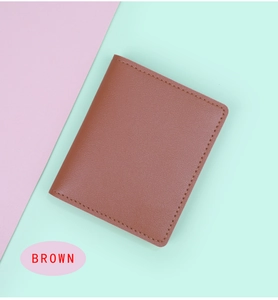 Vue détaillée du porte-cartes en cuir PU marron avec texture fine et coutures