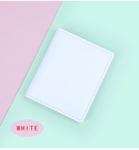 Détail du porte-cartes en cuir blanc mince avec coutures sur fond coloré moderne