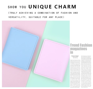 Détail de porte-cartes minces en cuir pastel avec grain fin et coutures précises