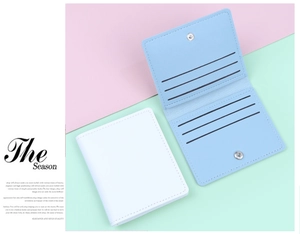 Porte-cartes mince en cuir avec fentes multiples et fermoir bouton en tons pastel