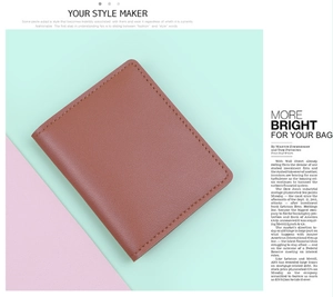 Gros plan d'un porte-cartes en cuir marron avec coutures fines sur un fond coloré moderne