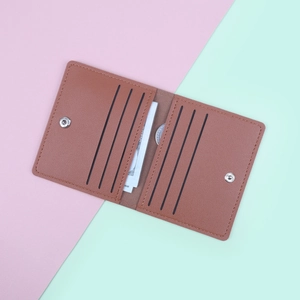 Porte-cartes slim en cuir marron pour femme avec six fentes et bouton pression
