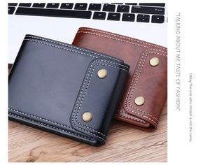 Dettaglio di portafogli bifold corti in pelle nera e marrone con cuciture a contrasto
