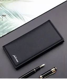 Dettaglio del portafoglio lungo in pelle Saffiano nera con elegante design aziendale