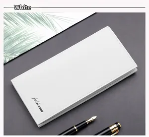 Dettaglio di un portafoglio lungo bianco in pelle Saffiano con logo e cuciture fini