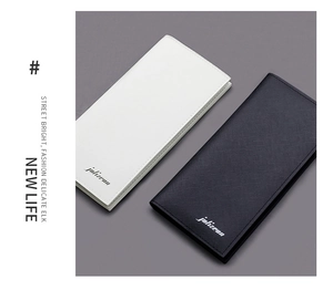 Dettaglio della trama in pelle Saffiano e logo cucito su portafogli lunghi bifold
