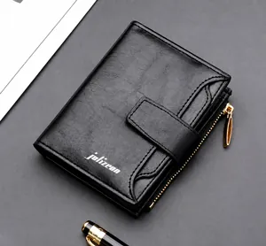Detailansicht der schwarzen Herrenbrieftasche aus Leder mit Kartenfächern und Reißverschluss