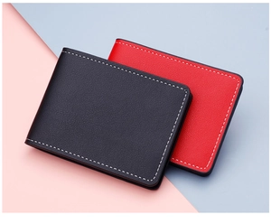 Détail de la texture de cuir litchi et des coutures contrastées sur des porte-cartes