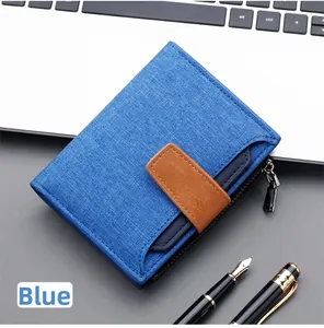 Detalle de cartera de lona azul con hebilla de cuero marrón y compartimento con cremallera