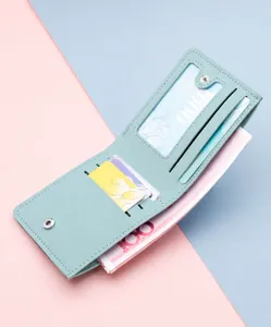 Detailansicht der minzgrünen Slim-Bifold-Geldbörse mit Kartenfächern und Fotofenster