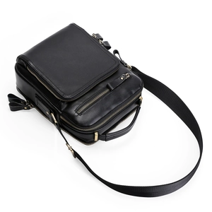 Vista dettagliata della borsa a tracolla in pelle nera con tasche multiple a zip