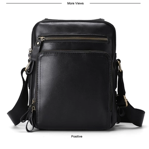 Dettaglio frontale della borsa a tracolla in pelle nera con tasche multiple e finiture vintage