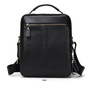 Vista dettagliata del retro della borsa in pelle nera con tasca a zip e hardware in metallo