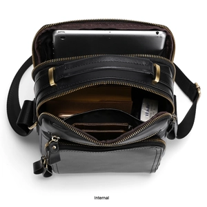 Layout interno della borsa a tracolla da uomo in vera pelle con più tasche con cerniera