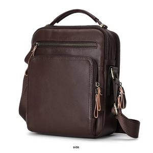 Vista laterale della borsa a tracolla in pelle marrone con scomparto principale e zip