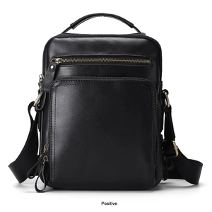 Vista frontale della borsa a tracolla in vera pelle nera con doppie tasche con zip