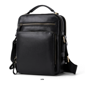 Vista laterale della borsa a tracolla in pelle nera con zip in bronzo e tracolla regolabile