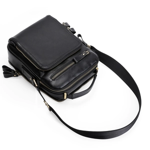 Borsa a tracolla da uomo in pelle nera con tracolla regolabile e tasche con cerniera