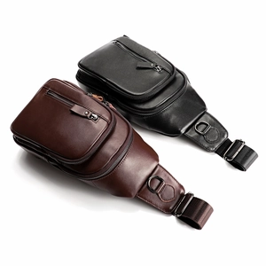 Herren Crossbody-Brusttasche aus Leder in Schwarz und Braun mit praktischen Fächern