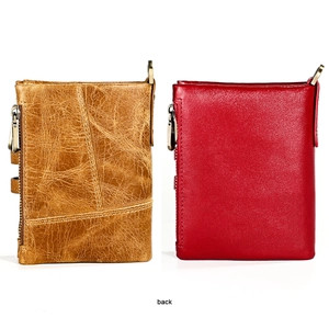 Vue détaillée de portefeuilles RFID en cuir pour hommes en marron et rouge avec zip