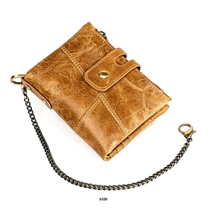 Vue latérale du portefeuille en cuir marron rétro avec RFID et chaîne antivol en métal bronze
