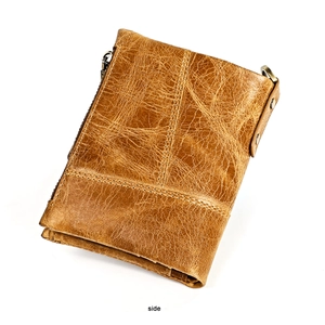 Vue latérale du portefeuille en cuir marron vintage avec coutures et détails de fermeture