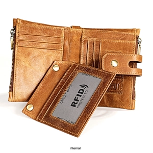 Détail du portefeuille en cuir vintage montrant les fentes pour cartes et l'RFID