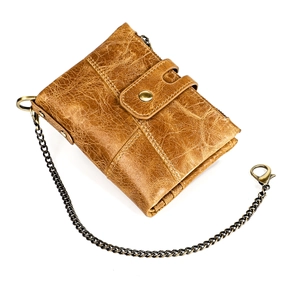 Portefeuille en cuir vintage marron avec chaîne antivol et détails de coutures jaunes