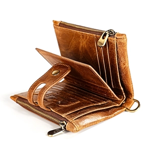 Détail du portefeuille en cuir marron avec fentes pour cartes et doubles fermetures