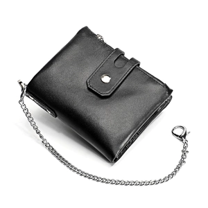 Détail du portefeuille en cuir noir pour hommes avec chaîne antivol et mousqueton