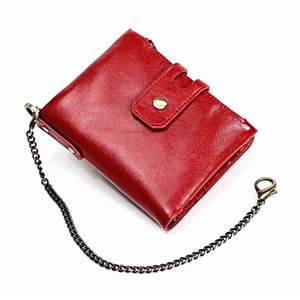 Détail du portefeuille en cuir rouge foncé avec protection rfid et chaîne vintage